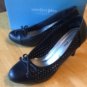 Navy Heels Size 6 - NEW